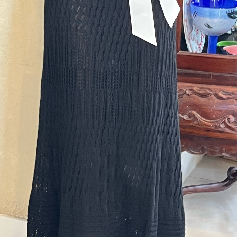 Black Sleeveless Dress with White Bow - Picture 5 of 9
